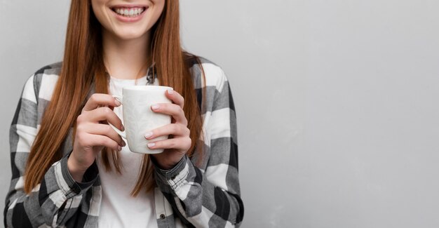 コピースペースを持つ女性のスタジオ撮影