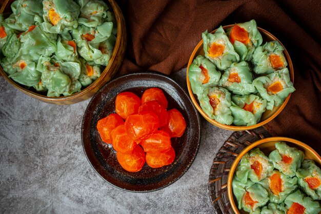 Фаршированная фасоль со свининой и солеными яйцами азиатской кухни.