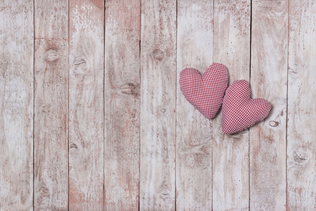 cuori ripieni su un tavolo di legno