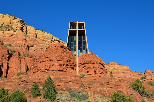 무료 사진 홀리 크로스 채플(chapel of holy cross)로 알려진 멋진 기독교 교회입니다.