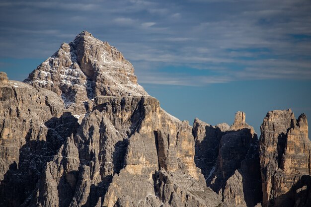 イタリア、ベッルーノ、ドロミテ、トレ・チーメ・ディ・ラヴァレドの石の峰の見事な風景