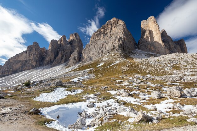 イタリア、ベッルーノ、ドロミテ、トレ・チーメ・ディ・ラヴァレドの石と雪に覆われた山頂の見事な風景