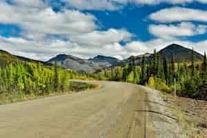 Foto gratuita splendida ripresa di una dempster highway che conduce al tombstone territorial park, yukon, canada