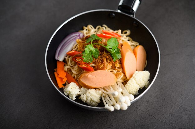 鍋に麺のある静物スタイル。