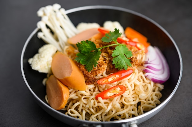 鍋に麺のある静物スタイル。