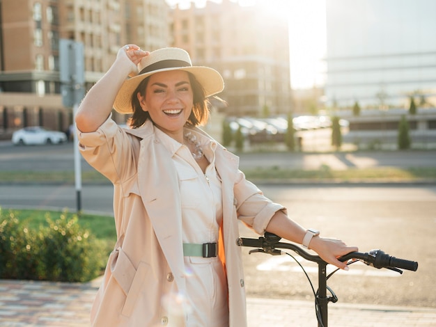 Foto gratuita elegante donna adulta in posa con bici ecologica