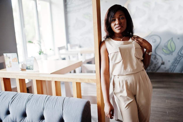 Elegante ragazza afroamericana posata al caffè moderno