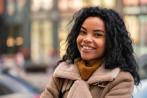 Foto gratuita elegante donna afro-americana sorridente