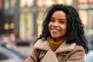 Free photo stylish african american woman smiling