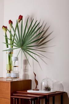 エレガントな​アクセサリー​を​備えた​レ​トロ​な​木製​の​便器​の​モダンな​花瓶​の​美しい​花​の​スタイリッシュ​で​花​の​構成​。​ベージュ​の​壁​に​影​の​ある​花​の​コンセプト​。​インテリア​・​デザイン​。​レン​プレート​。