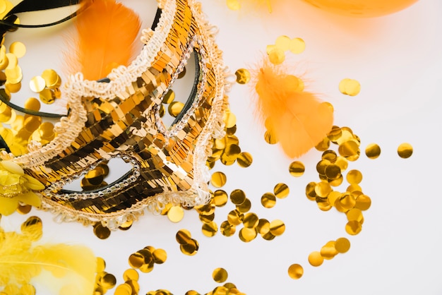 Стильная композиция из золотой карнавальной маски