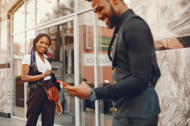 Free photo a stylish and beautiful dark-skinned couple in a city