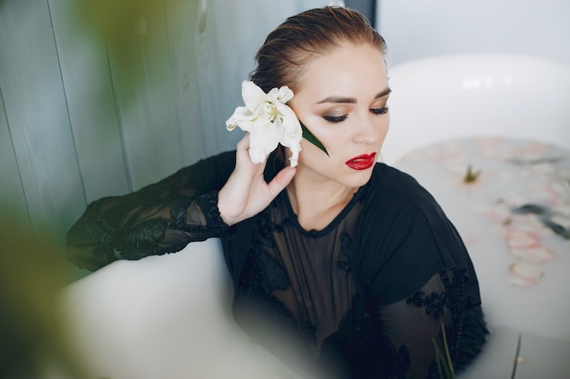 Free photo stylish and beautiful girl lies in the bathroom