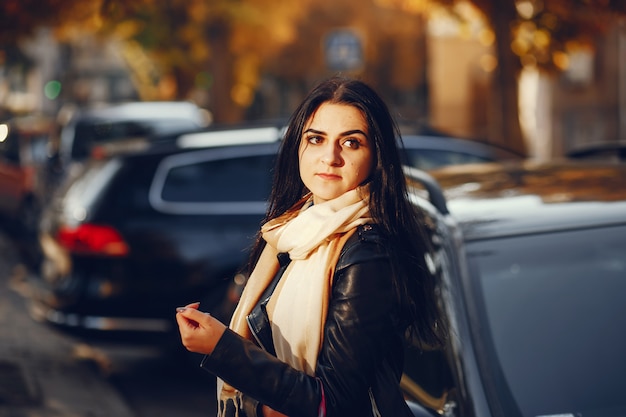 Foto gratuita una ragazza elegante e bella in piedi in una città d'estate