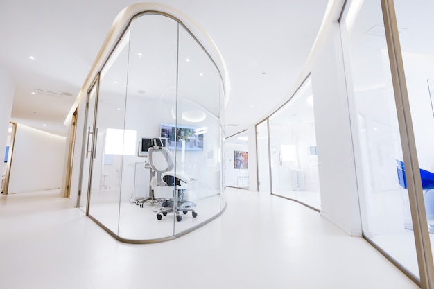 Стильная красивая просторная стоматологическая клиника