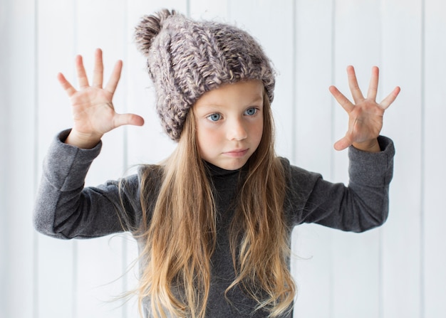 Foto gratuita ragazza bionda alla moda che propone modo