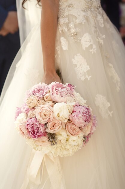 Elegante bouquet da sposa affascinante da solo