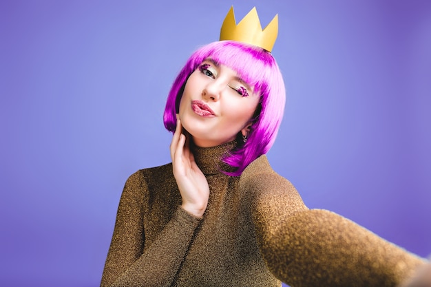 Free photo stylish brightful selfie portrait fashionable young woman celebrating party. cut purple hair, attractive makeup with tinsels, giving kiss, cheerful emotions, birthday, holidays.