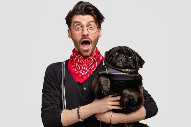 Free photo stylish brunet man wearing red bandana holding dog