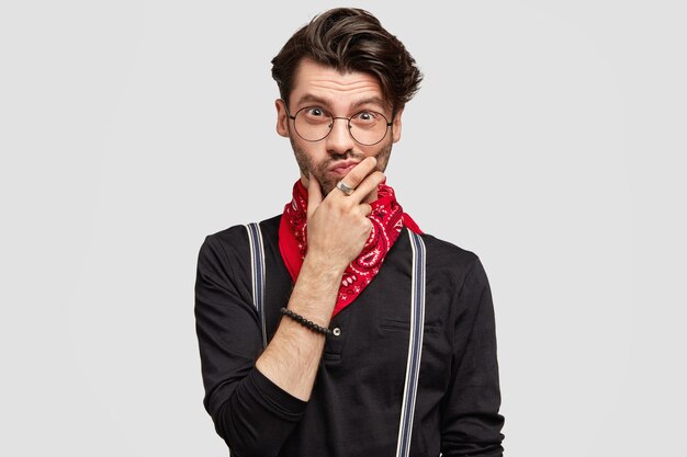 Elegante uomo brunet indossa bandana rossa