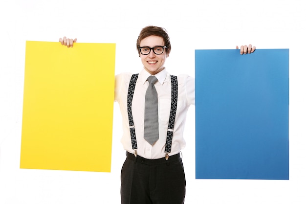 Бесплатное фото Стильный бизнесмен с красочными рекламными щитами