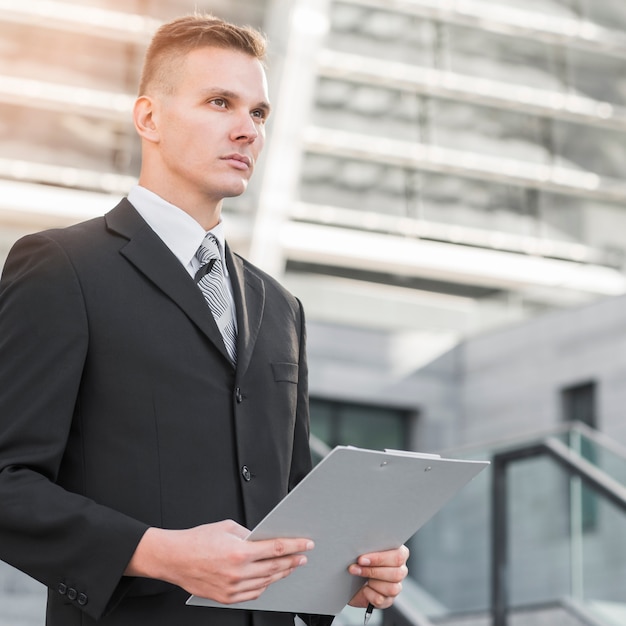 Free photo stylish businessman with a serious expression