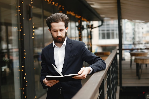 Free photo stylish businessman working in a office