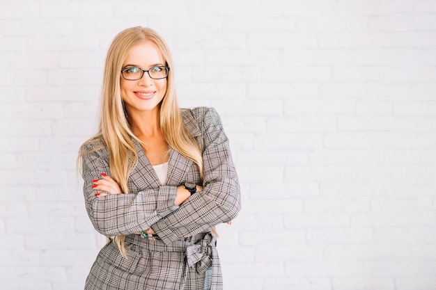 Foto gratuita elegante donna d'affari con le braccia incrociate