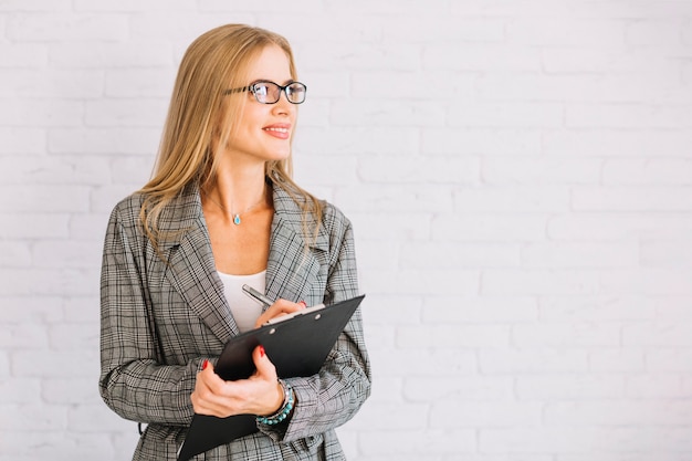 Free photo stylish businesswoman with clipboard