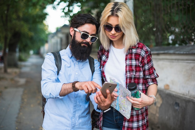 Free photo stylish couple on vacation