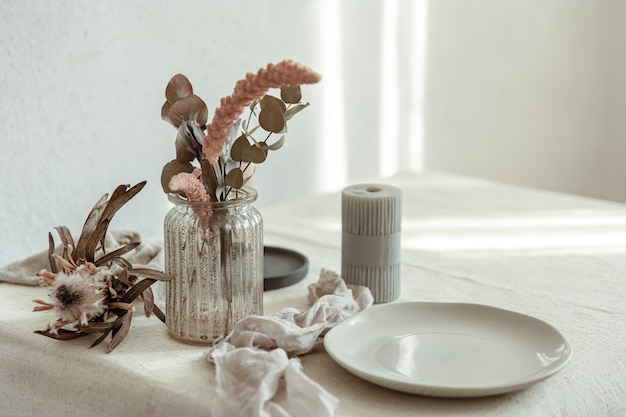 Foto gratuita dettagli eleganti dell'arredamento interno sullo sfondo di un muro bianco con raggi di sole.