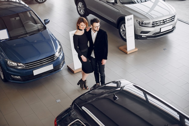 Foto gratuita coppia elegante ed elegante in un salone di auto