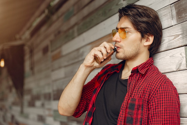 Vape 도시에서 세련 되 고 우아한 남자