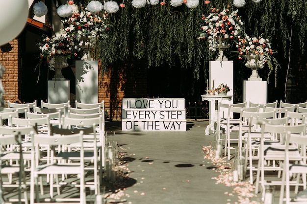 スタイリッシュなエレガントな白い結婚式の通路、椅子と階段