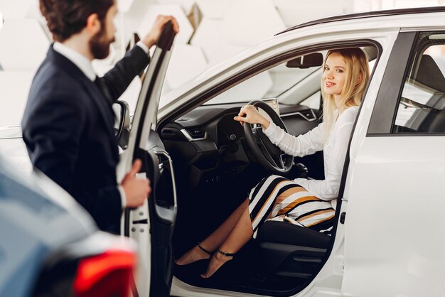 車のサロンでスタイリッシュでエレガントな女性