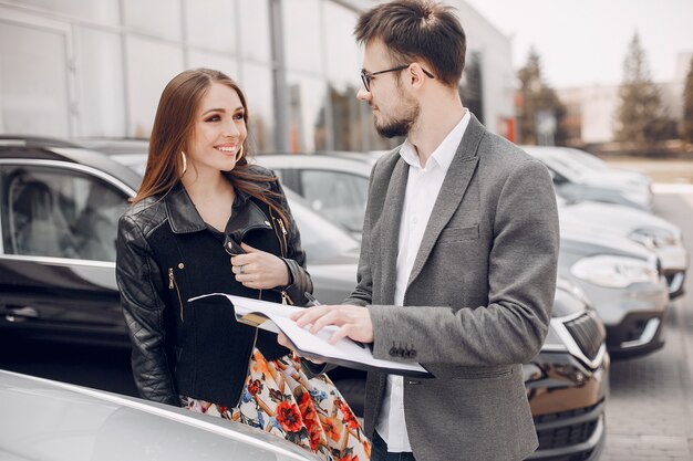 車のサロンでスタイリッシュでエレガントな女性