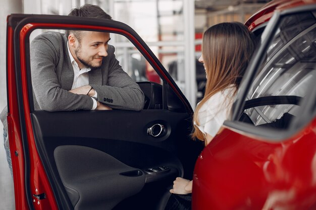 車のサロンでスタイリッシュでエレガントな女性