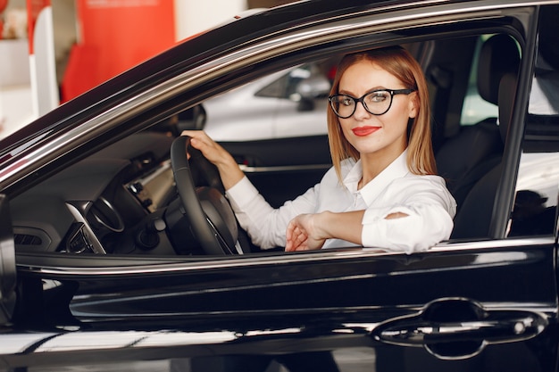 車のサロンでスタイリッシュでエレガントな女性