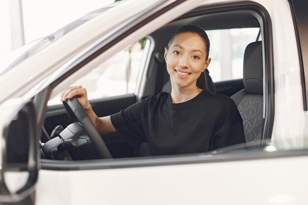 車のサロンでスタイリッシュでエレガントな女性