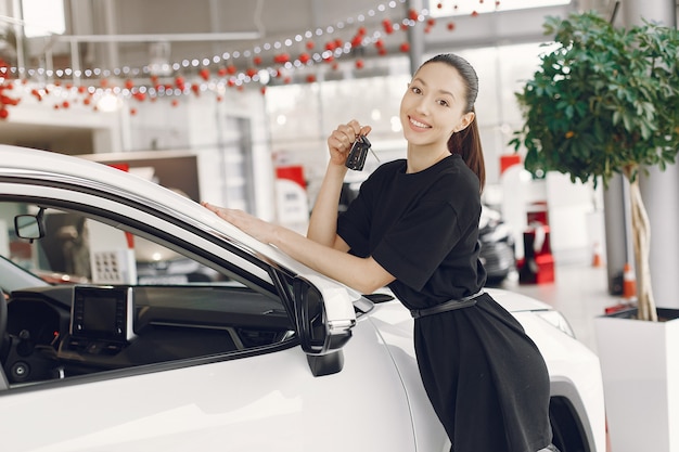 Donna elegante e alla moda in un salone di auto