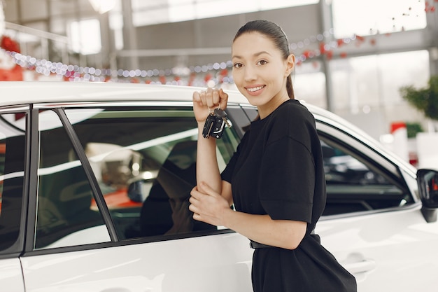 車のサロンでスタイリッシュでエレガントな女性