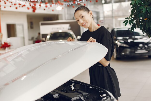 車のサロンでスタイリッシュでエレガントな女性