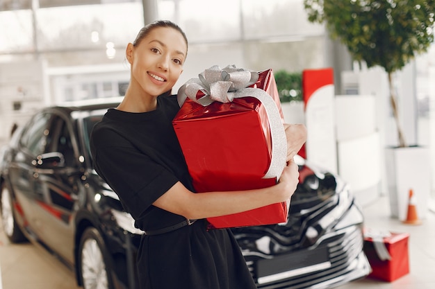 車のサロンでスタイリッシュでエレガントな女性