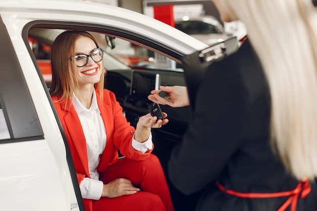 Donne eleganti e alla moda in un salone di auto