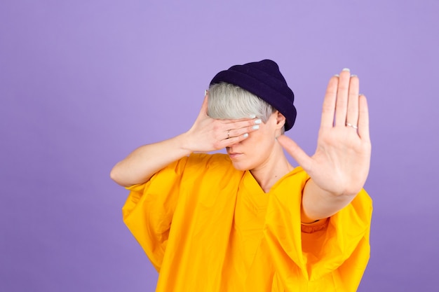 Free photo stylish european woman on purple wall