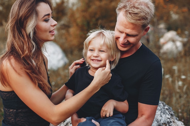 Famiglia alla moda in un parco