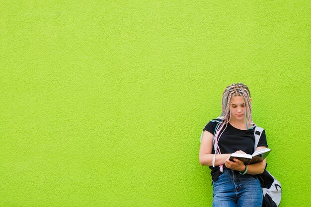 Стильная девушка читает книгу