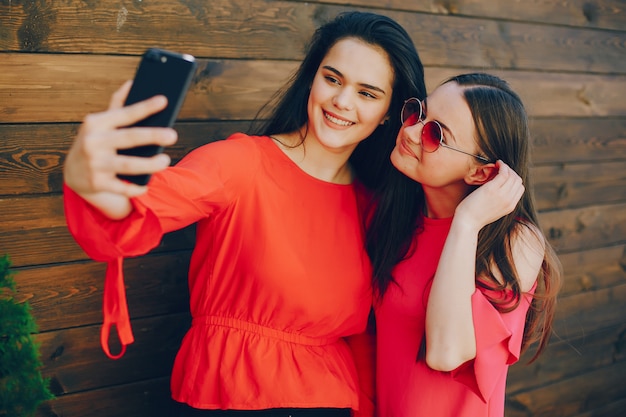 Ragazza alla moda in piedi in una città