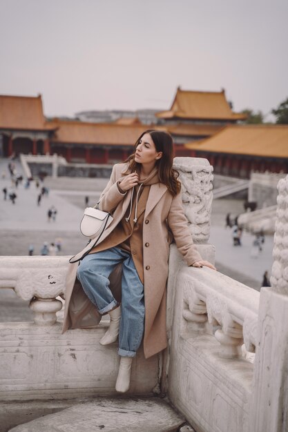Стильная девушка посещает Запретный город в Пекине, Китай