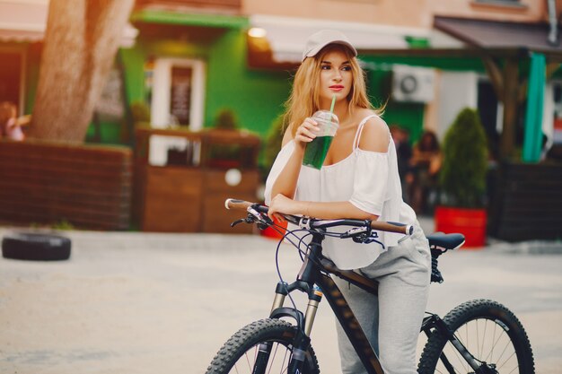 стильная девушка с велосипедом